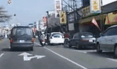  开门杀|惨！路边面包车突然开门，一名骑手被撞后遭大货车碾压身亡