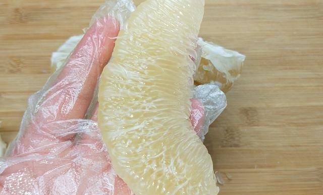  干干净净|柚子学会这样剥，招待客人备用面，拿着方便吃着干净，太有创意了