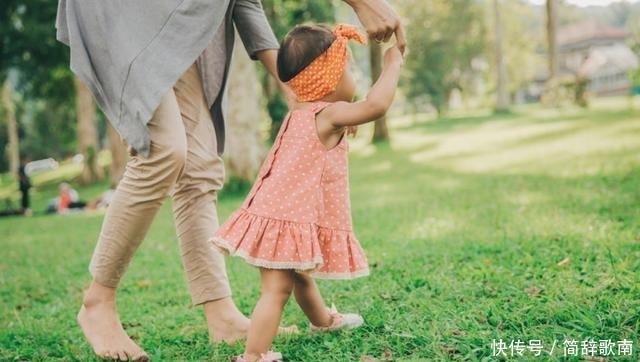 胳膊|父母热衷于牵着宝宝学走路,反而“费力不讨好”,娃受伤都不知道