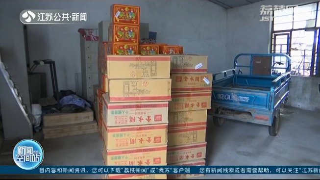 开车|司机开车抽烟被交警拦下,打开车厢后震惊,竟塞满了一车…