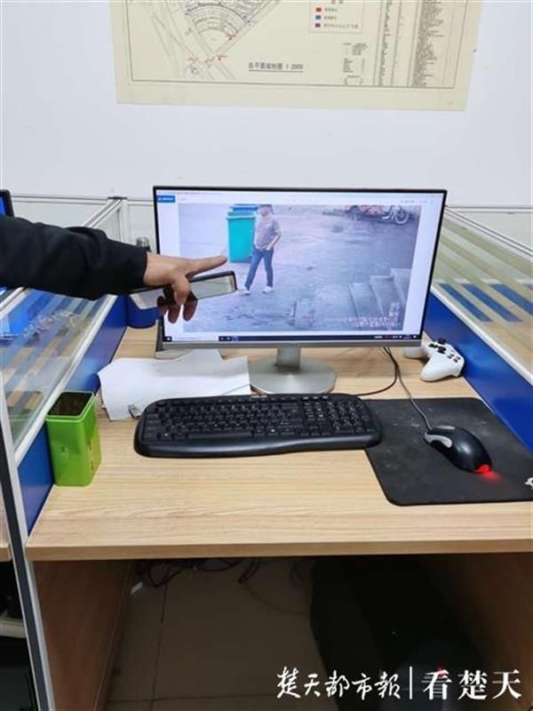 钟女士|车窗没关紧名牌包被偷,3天后女失主发现小偷,跟踪1公里报警抓住他