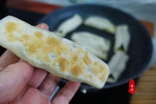 酥脆|酥脆鲜美的锅贴上桌了,皮儿颜色金黄有嚼劲,平时我就爱吃馅儿