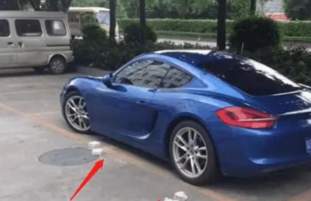  保时捷|保时捷霸占两个车位，好心大爷两块石头砸过去，看到车头脸变了