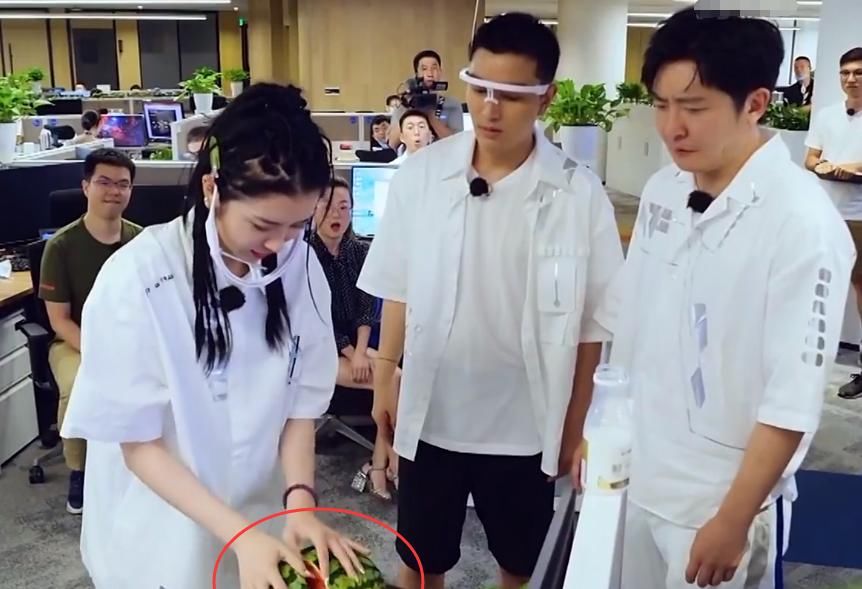  爆笑|《极限挑战》下期太精彩，赵小棠徒手劈西瓜，喻言郭京飞爆笑热舞
