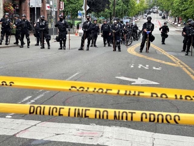 拘留|美国人权成笑话,70名记者被警察无故拘留,连联合国都看不下去了