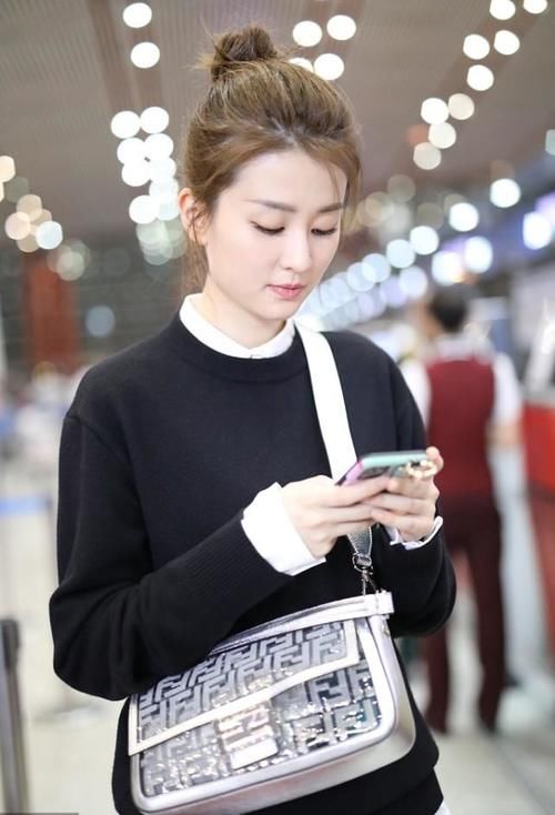  桃心|乔欣街拍：桃心黑色针织衫 Fendi银灰色法棍包乖巧学院风