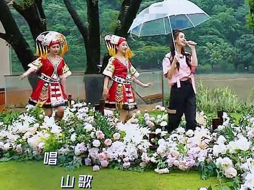 郑恺|baby与郑恺合唱时跑调,字幕组赶忙打出6个字,做到完美救场