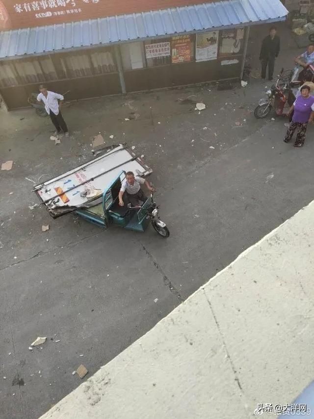  拉走|货车高速遇事故，7吨猪肉遭哄抢，连车门都被拉走！后续来了