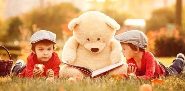  公交车|颜值超高的小男孩坐公交车引来关注，网友：我想我愿意等他长大