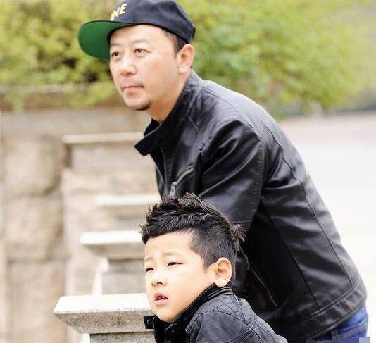 追成|有种逆袭叫《爸爸去哪儿》的石头,当初嫌他丑,现在追成狗