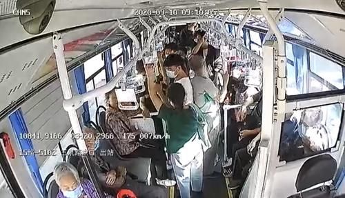 公交|奖励5000元！公交司机一声吼 四名小偷落荒逃