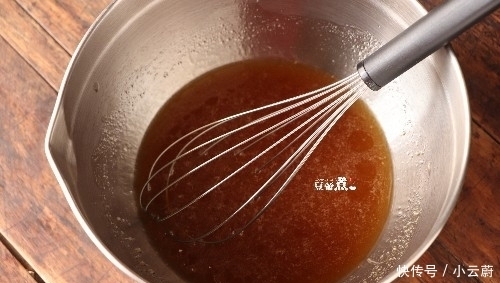  筋面粉|一斤多重的月饼有六个蛋黄，没等回油，就被抢走吃掉，有那么馋吗