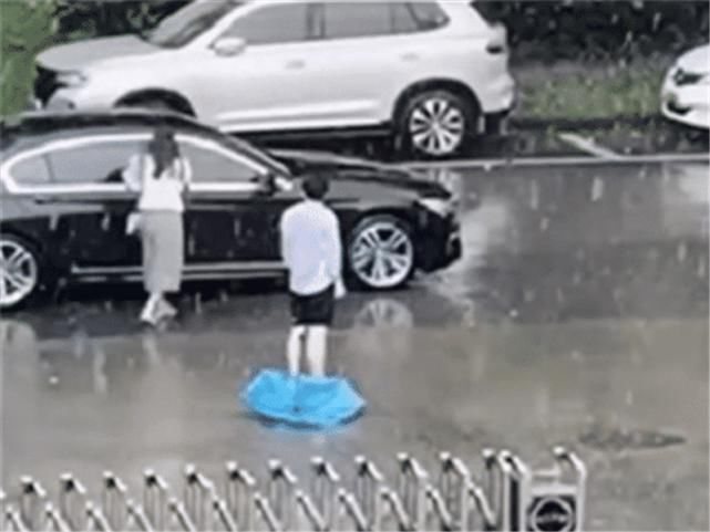  女孩|男子暴雨天为女孩送伞，女孩却奔向宝马车，网友：雨滴落在青青草原？