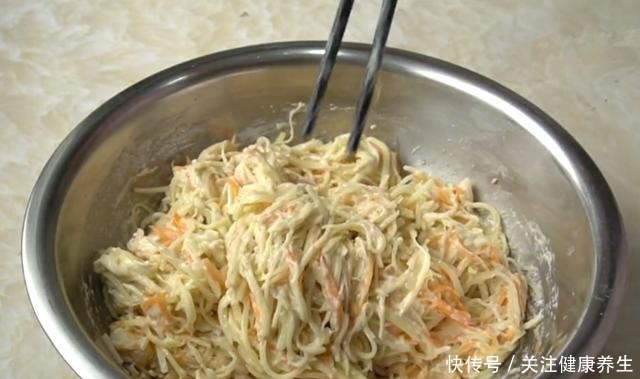 鸡蛋|土豆和鸡蛋这样做太香了,不炒也不炖,少油健康又营养,孩子爱吃