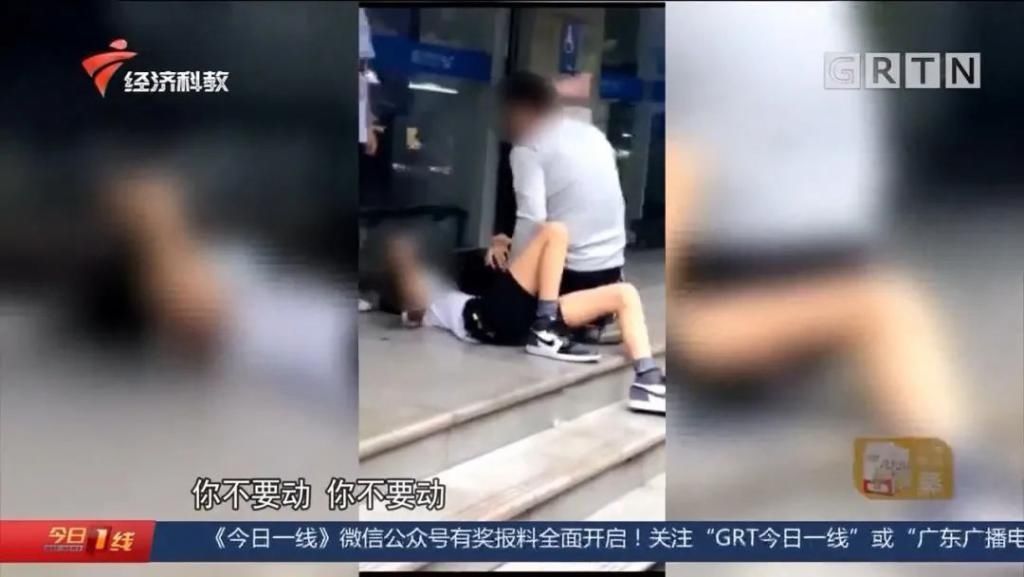 女儿|反对女儿早恋,爸爸操起菜刀当街按倒男生,惊动警方
