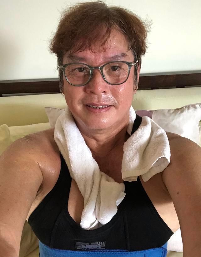  背心|69岁谭咏麟近照罕曝光！穿贴身背心胸肌壮硕，年近古稀仍高大威猛