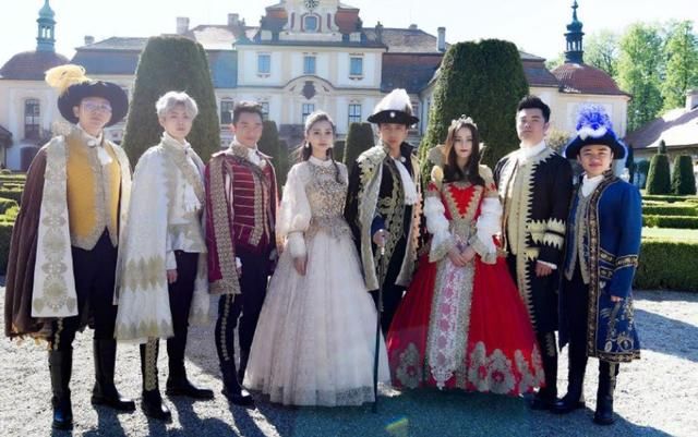  跑男家族|奔跑吧百期全勤奖花落郑恺，他更博晒照后，合影中的苗苗成亮点