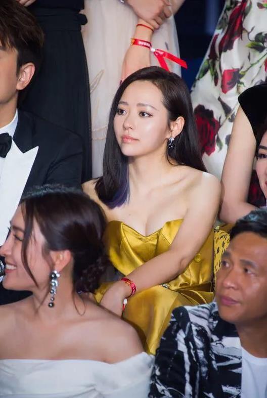 尝试|婚变后的张靓颖舞台上开始尝试新造型,性感冷艳,女人味十足