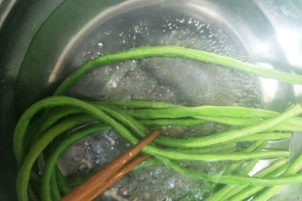 老坛|矿泉水瓶腌酸豆角，酸得正宗，久放不生花，比老坛做的还要好吃！