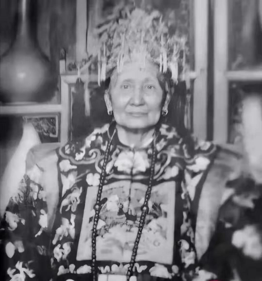 清末|清末老照片，图一是慈禧七十岁的妈，图七是溥仪吃奶到九岁的乳母