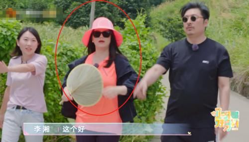  体验|李湘下乡体验乡村生活，被节目组安排“敞篷”三轮车，表情好真实