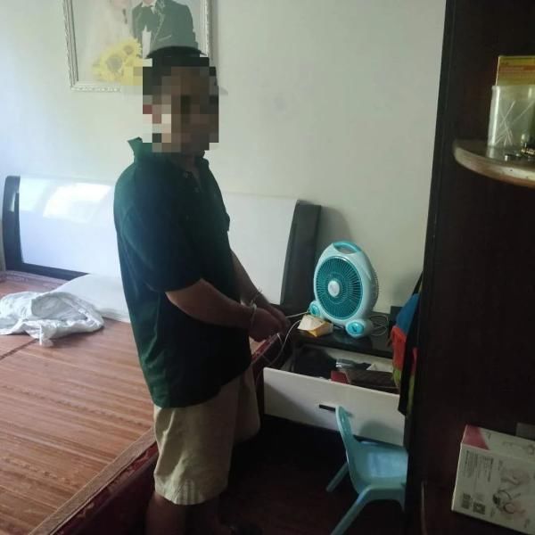  小区居民|听说没有他开不了的锁？手铐的锁开不了吧...