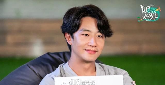 年轻人|从早浪到晚的《夏日冲浪店》，如何拉拢年轻人的心？