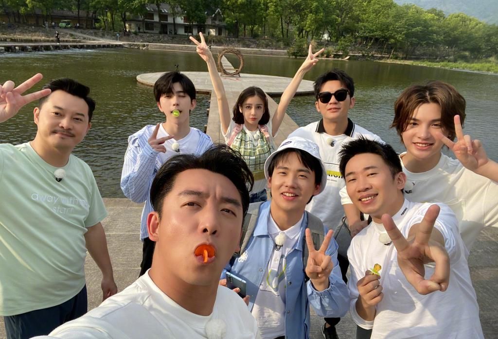 c位|《奔跑吧》录制杀青，其他嘉宾都晒“全家福”，唯独蔡徐坤与众不同