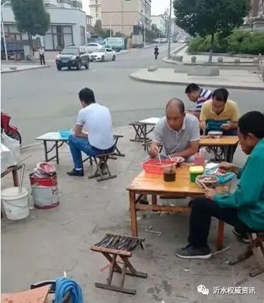  沂水|沂水大街上这个卖油条的，已经半个月不出摊了。