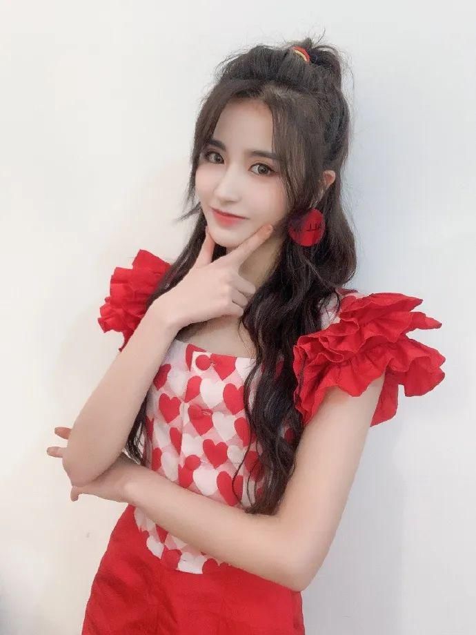  西装|金子涵真的壮吗？看她穿西装的效果就知道了，比例不要太完美