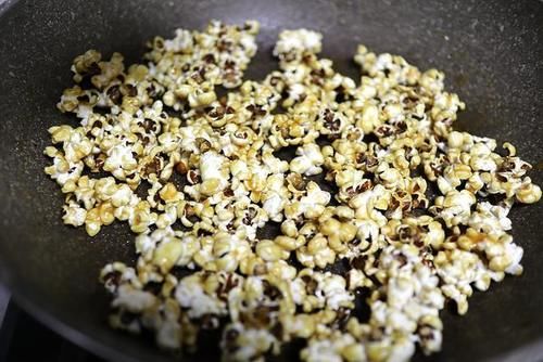  零食|自制焦糖爆米花，追剧听歌小零食，1把玉米豆爆出一大笼，焦脆脆