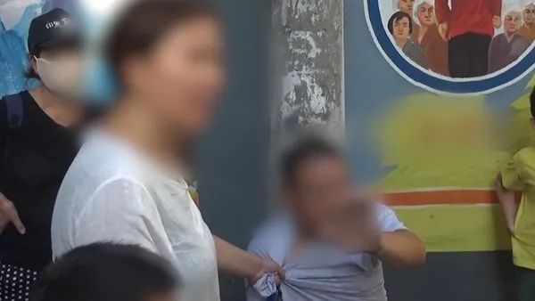 男子|男子紧跟女子身后做龌龊行为 被众人抓获后手遮脸称“别照我”