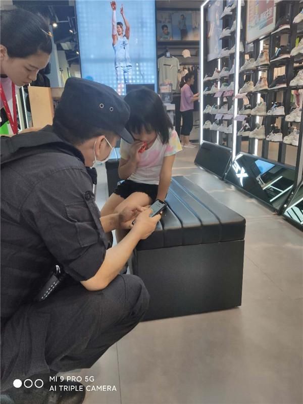  家人|5岁女孩和奶奶走散，民警帮她找到家人