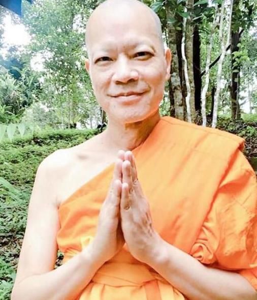  佛门|他曾是著名主持人，被富婆“包养”10年，因痛失所爱进入佛门