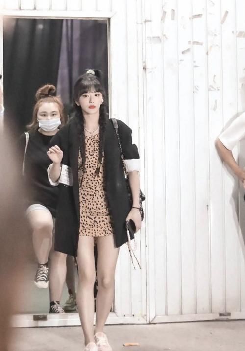 周震南|明星错位照:肖战穿毛裤,何炅长出尾巴,看到周震南:不打算解释下