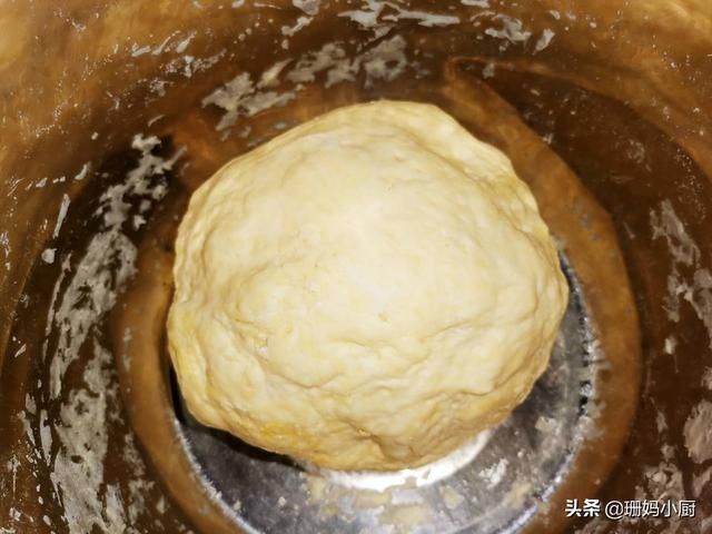  圆润|香肠包的做法，发好面卷上香肠，蒸锅一蒸，圆润可爱，当早餐正好