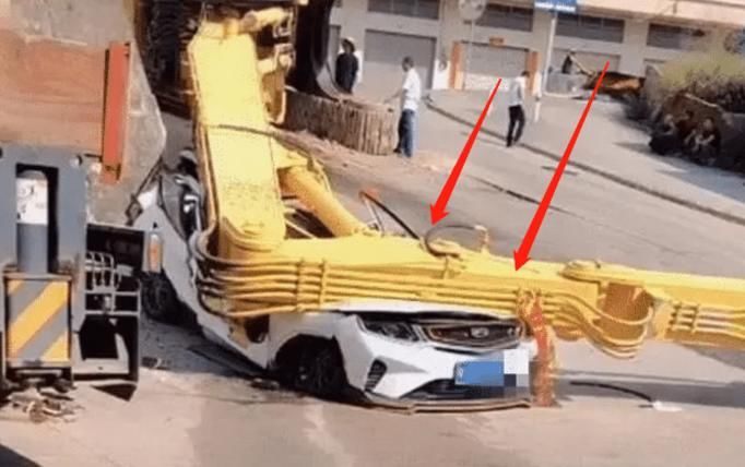  吉利|吉利星越违停路边，直接被砸成“铁饼”，网友：这谁能扛得住