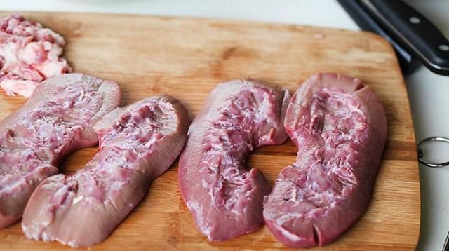  肾脏|爆炒腰花到底要不要焯水？酒店大厨教你3招，腰花鲜香脆嫩无臊味