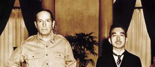 麦克阿瑟|麦克阿瑟统治日本7年，百般羞辱，临走却有百万日本人自发送行