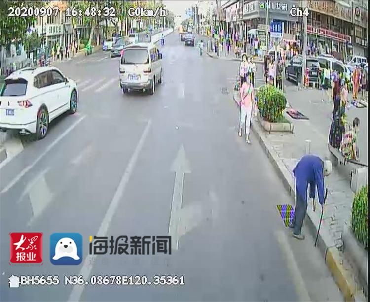 举动|视频：台阶太高八旬老人犯难 青岛公交司机举动获赞