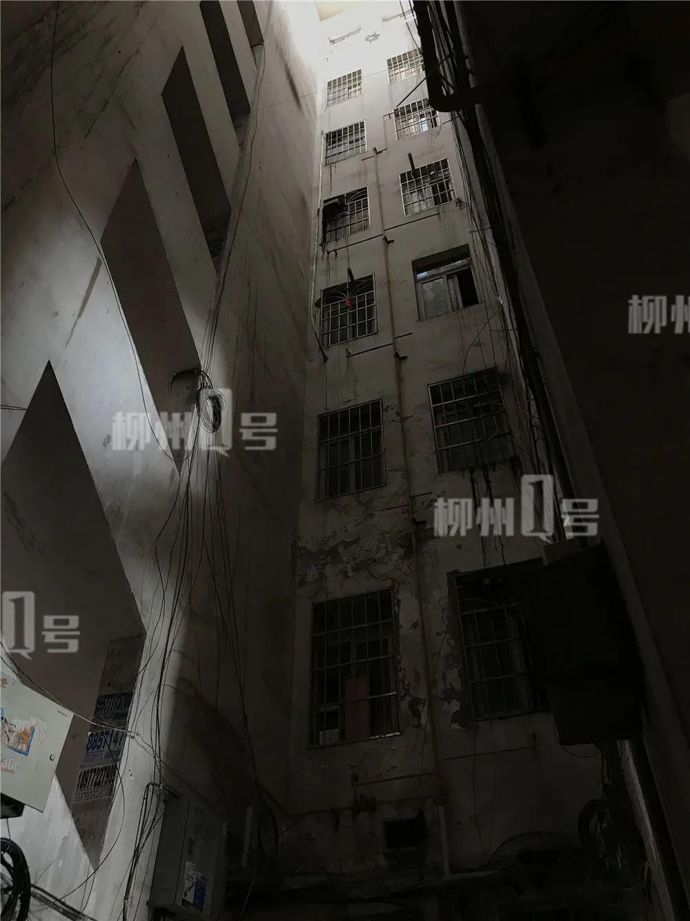  小区|叹息！一男子在柳邕路某小区坠楼，不幸身亡