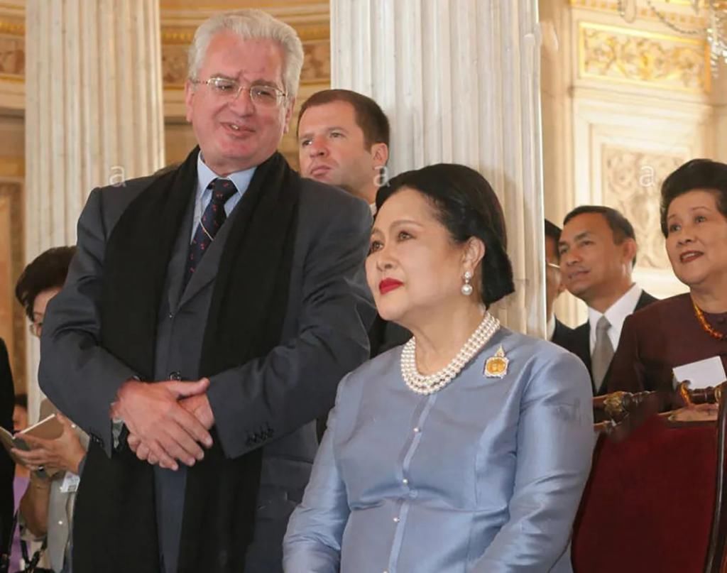  欣赏|87岁诗丽吉魅力大，参观博物馆被男馆长欣赏，王太后美而不自知