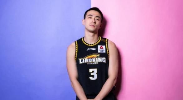 写真|赛前拍写真!辽篮队内很和谐,老大哥很淡定