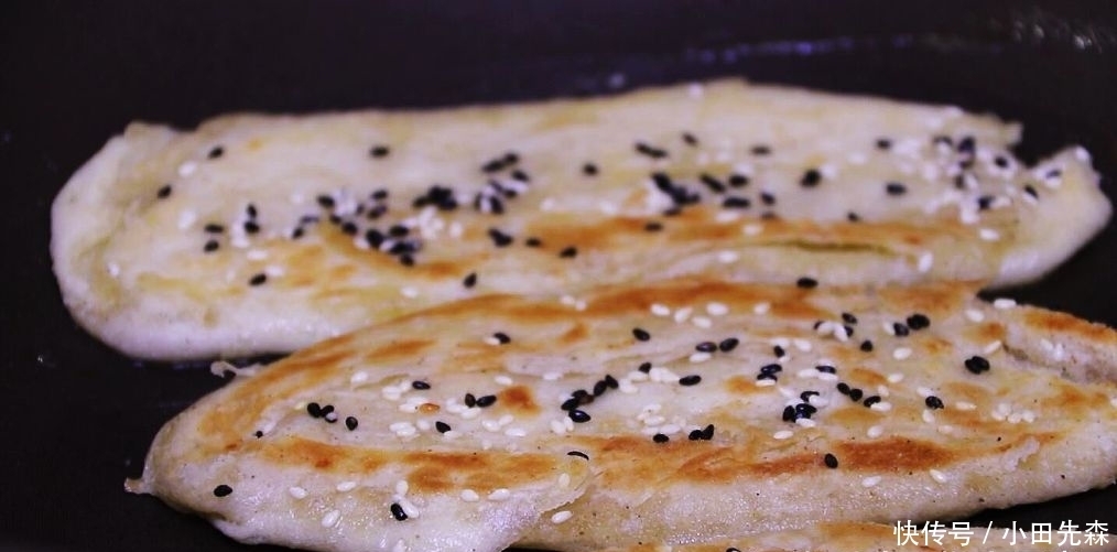 面粉|这是椒盐酥饼的做法，咸香可口，外皮超酥，轻轻一碰就掉渣