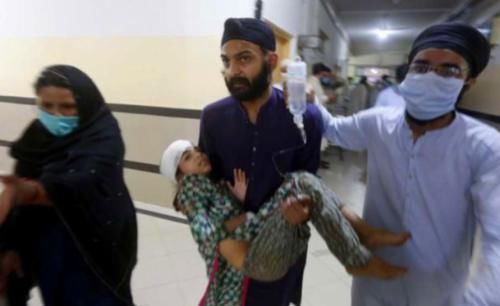  亲戚|一家19人参加亲戚葬礼返途中意外死亡，司机侥幸与火车抢道，客车被撞粉碎