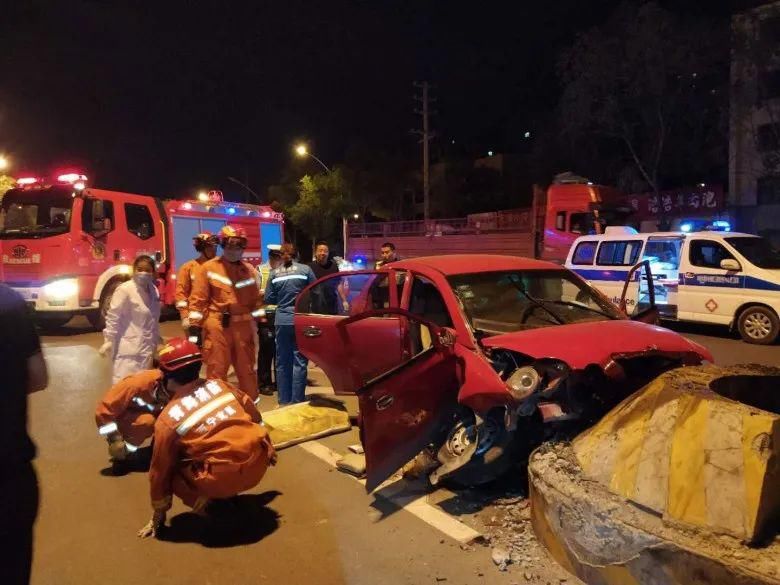  城东区|西宁市城东区发生交通事故致2人死亡 肇事车辆内啤酒烧烤散落一地