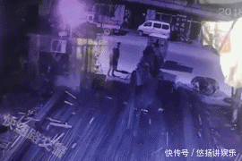  冲出|九张动图警醒你：夹缝中加油冲出，如果稍慢一步，车毁人亡