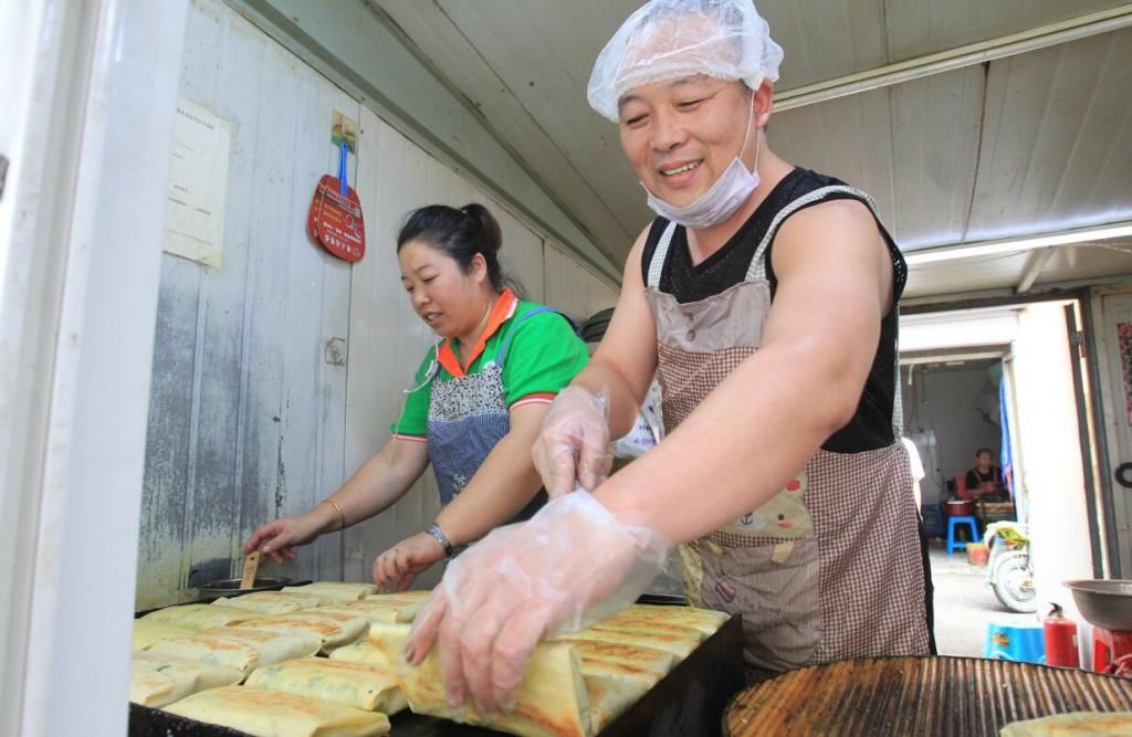 小时|“煎饼侠”每天工作16小时 日售煎饼800张