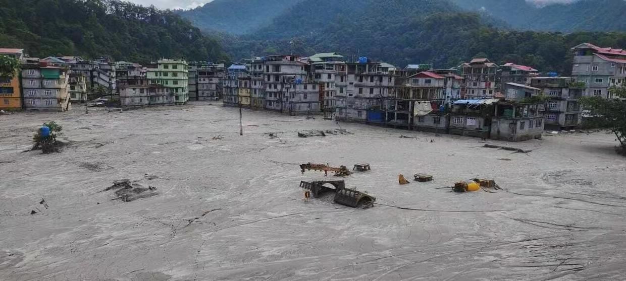 印度冰湖溃决形成山洪，多座大坝桥梁被毁，超50人遇难150人失踪