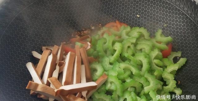 味道|香干炒苦瓜新方法简单易学,味道很好